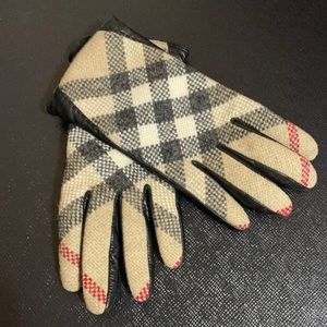 Burberry wool and leather gloves! Excellent condition.